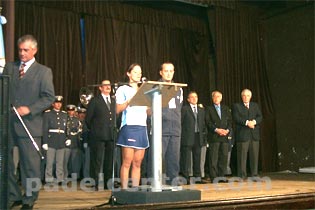 Paula Eyheraguibel lee en la ceremonia inaugural la declaración de compromiso de los jugadores con el fair play