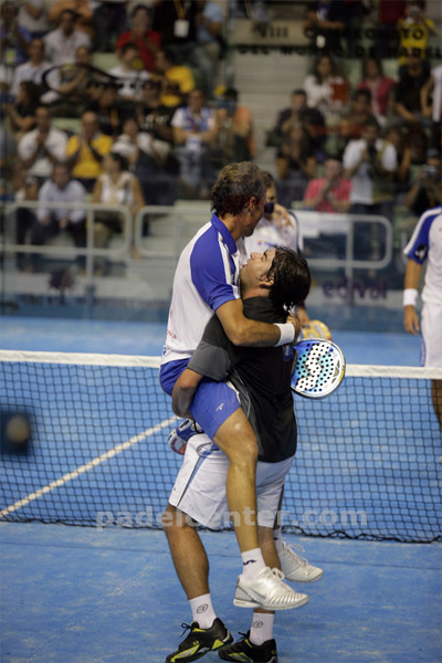 Upalalá. Cristian tuvo un Bebe y le da su cariño al ganar el campeonato (foto: Padelcenter.com