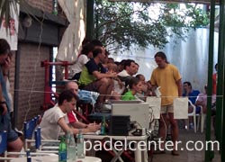 Gast&oacute;n Malacalza, promotor de lujo repartiendo bol&iacute;grafos de Padelcenter