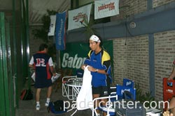 El Chino Mu&ntilde;oz en un descanso. Detr&aacute;s, Maxi Grabiel