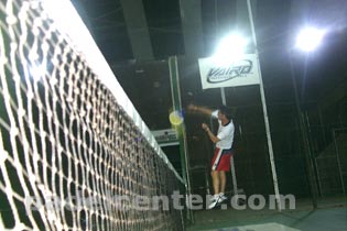 Lamperti contraataca un smash de Maxi Grabiel, sac&aacute;ndola de la cancha.