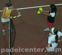 Momento decisivo del primer set - discusi&oacute;n por un doble pique.