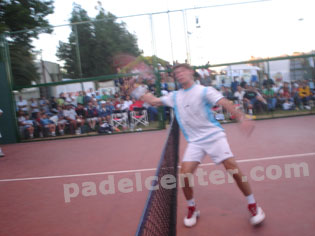Tot&oacute; saca por la puerta un smash.