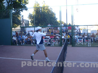 Daniel "Sanyo" Gutierrez la saca de rev&eacute;s contraatacando un smash.