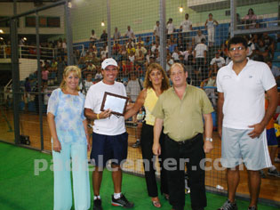Roby recibiendo una distinci&oacute;n de parte del Municipio de Villa Mercedes, en reconocimiento a su trayectoria
