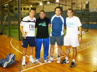 Ra&uacute;l y Venancio, responsables del torneo, junto a los campeones.